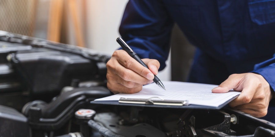 closeup of an auto service technician doing a quality check | OEM extended enterprise training